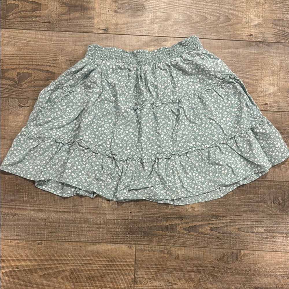 Hollister Mini Skirt in Soft Green Floral Size Medium